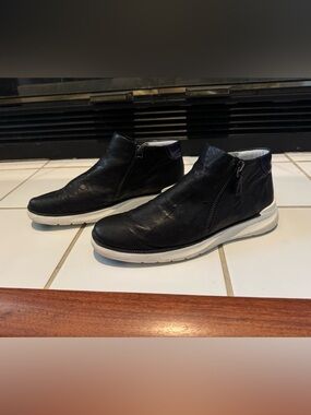 Johnston and Murphy Black Sheepskin Leather Emery Zip Sneaker Booties size 7.5